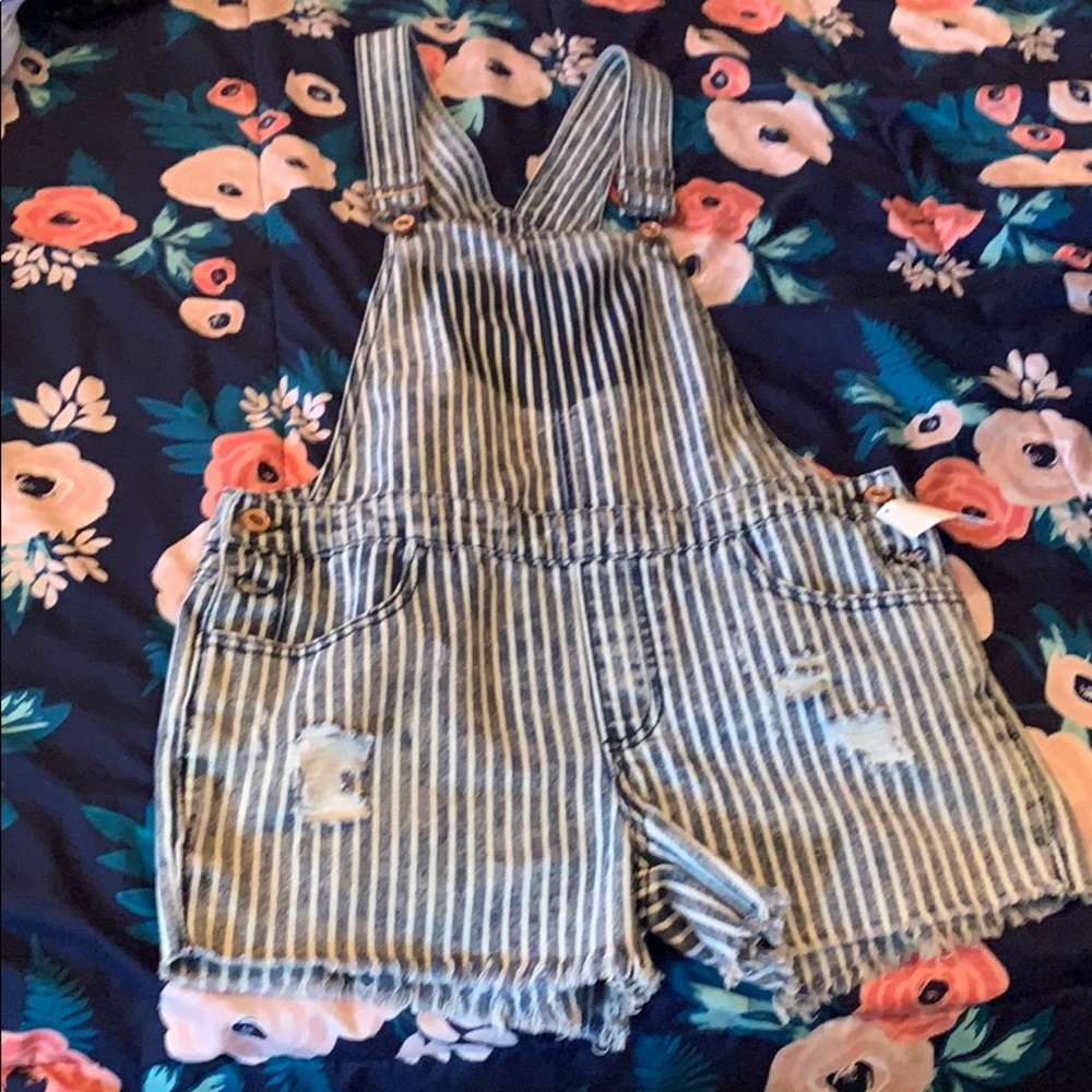 Overall shorts